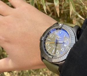 Cheap replica watches appear new with attractive green color.